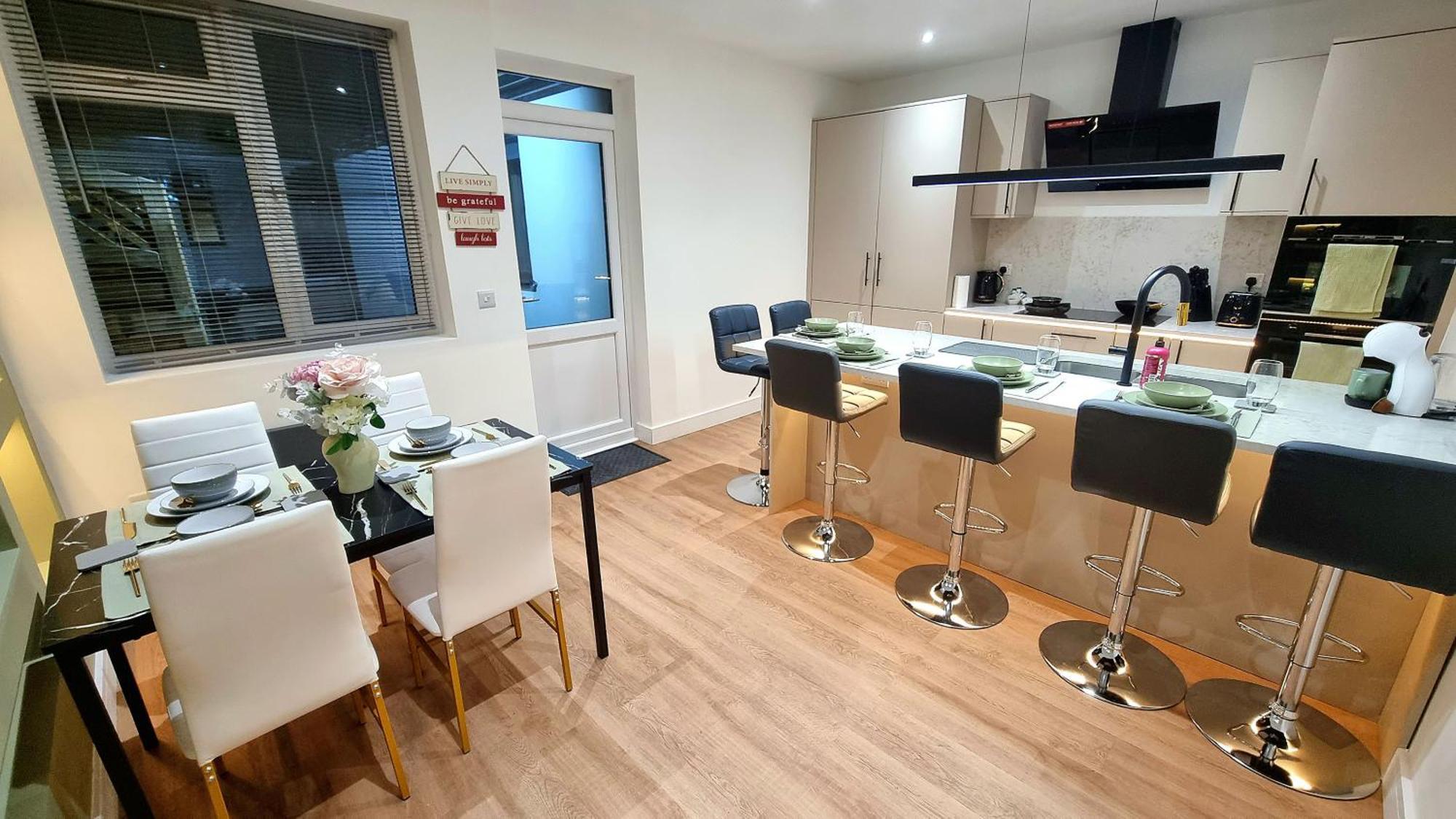 With En Contractors-businesses-relocator Friendly Apartment Luton (Bedfordshire)